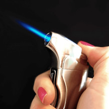 Gemütliches Turbo-Rohrfeuerzeug mit Besteck