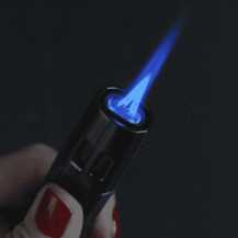 Großes schwarzes Jet-Feuerzeug