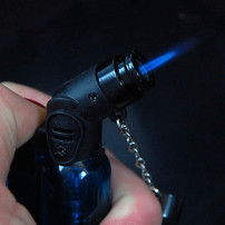 Torch Dora Jetfeuerzeug – Farbmix-Details an der Jetflamme