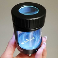 Donut-Box mit Lupe und LED-Licht Smokus Fokus Horizon schwarz