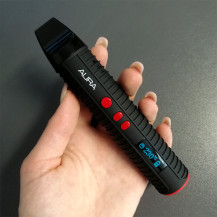 Flowermate Aura Vaporizer in der Hand einer Frau