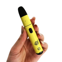 Lemonnade x G Pen Micro Vaporizer in der Hand einer Frau
