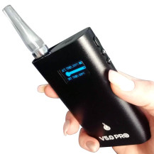 Flowermate V5.0S Pro Version 2 Vaporizer, schwarz, in der Hand einer Frau