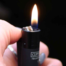 Clipper Soft Touch Classic Feuerzeug Schwarz – Flammendetail