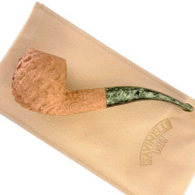 Savinelli Pigna 9mm Tabakpfeife auf einem goldfarbenen Beutel