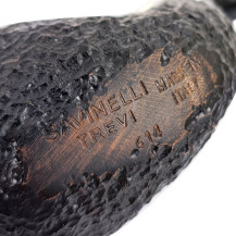 Savinelli Trevi Rusticated Full Bent 9mm Tabakpfeife - Detail der gravierten Pfeifenmarkierung