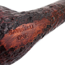 Savinelli One Rustic Dunkelbraune 9-mm-Tabakpfeife – Detail der eingravierten Pfeifenmarkierung