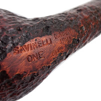 Savinelli One Rustic Dunkelbraune 9-mm-Tabakpfeife – Detail der eingravierten Pfeifenmarkierung