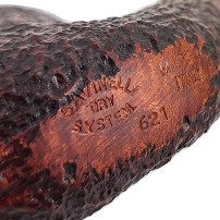 Savinelli New Dry System Rusticated Dark Brown 9mm Tabakpfeife - Detail der eingravierten Pfeifenmarkierung