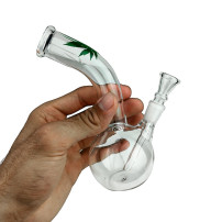 Bong-Geschenkset Greenline 6 - Glasbong in der Hand