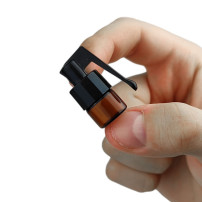 Schnupftabakdose mit Löffel, 1 ml – in der Hand