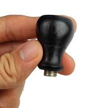 Bongkopf aus Holz, schwarz, 4 cm O18 mm, in der Hand