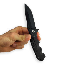 Überlebensgeschenkset – Messer in der Hand