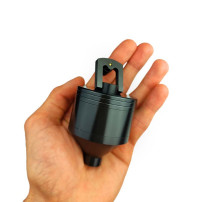 Mühle für weißes 3-teiliges Gerät mit Trichter in der Hand