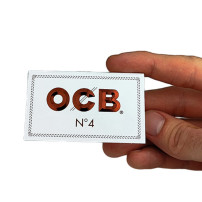 OCB White Doppel-Nr. 4 Zigarettenpapier in der Hand