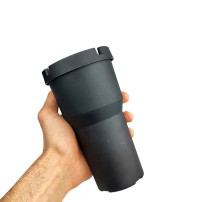 Schwarzer Autoaschenbecher in der Hand