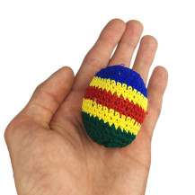 Hakisak bunter Ball in der Hand