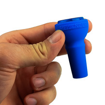Silikon-Bong-Aufsatz Heisenberg - Blau in der Hand
