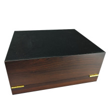 Humidor aus dunklem Holz mit Hygrofront-Oberfläche – rutschfeste Oberfläche