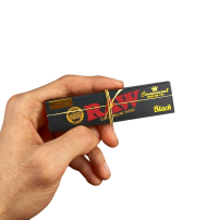 Raw Black Slim KS Blättchen + Filter in der Hand