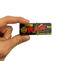 Raw Black 1/4 Papiere + Filter in der Hand