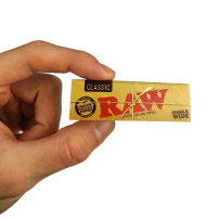RAW Single Wide Papiere in der Hand