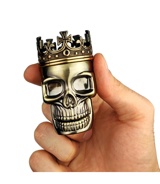 Grinder Skull King in der Hand