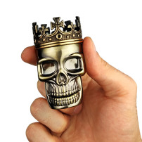 Grinder Skull King in der Hand