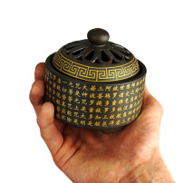 Schale – großes Räucherstäbchen in der Hand