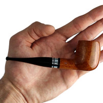 Pfeife SAVINELLI MINERVA LISCIA NAT 9MM 106 in der Hand