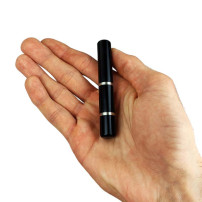 Schwarzes Molina-Pfeifenbesteck in der Hand