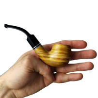 Molina Bent Meerschaumpfeife aus Olivenholz in der Hand