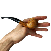Molina Classic gebogene Meerschaumpfeife aus Olivenholz in der Hand