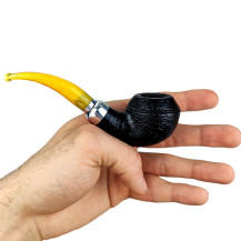 Molina Bent Rhodesian Sandblasted Ambra Pfeife in der Hand