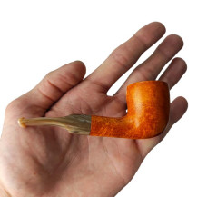 Molina Mini Caramella-Pfeife in der Hand