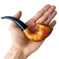 Aurea Ars Massive Pfeife in der Hand