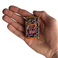 Golden Fortune Jet Feuerzeug in der Hand