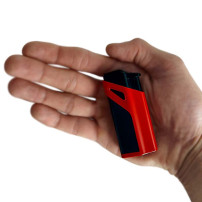 Jobon 3-Düsen-Zigarrenfeuerzeug mit Cutter, schwarz/rot – in der Hand
