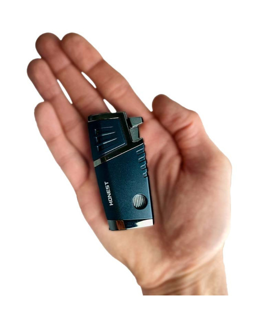 Honest schwarzes 2-Düsen-Feuerzeug mit Cutter - in der Hand