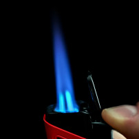 Jobon 3-Düsen-Zigarrenfeuerzeug mit Cutter schwarz/rot - Flamme