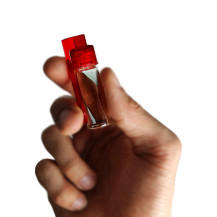 Schnupftabakbehälter mit Löffel, Acryl, 5 ml – in der Hand