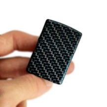 ZIPPO Feuerzeug – Carbonfaser-Design – in der Hand