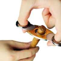 Sypuera Dark & Gold Zigarrenschneider - mit Zigarre