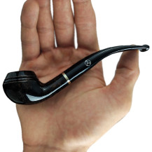 Rattrays Mary Briar Tabakpfeife – grau-dunkelbraune Farbe und „klassische“ Form – in der Hand