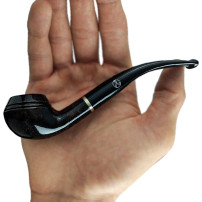 Rattrays Mary Briar Tabakpfeife – grau-dunkelbraune Farbe und „klassische“ Form – in der Hand