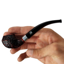 Rattrays Bruyère-Tabakpfeife – The Good Deal 161 in Rot und Schwarz und „Rhodesian“-Form – in der Hand