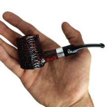 Rattray's Bruyère-Tabakpfeife – Schnäppchen 110 in Rot und Schwarz und in Kirschholzform – in der Hand