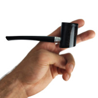 Rattrays Ahoy Bruyar Tabakpfeife – grau, dunkelbraun in der Farbe und in „Poker“-Form – in der Hand