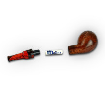 Molina Shorty – Braune Bruyère-Tabakpfeife, braun in Birnenform – auseinandergefaltet und auf einem Pfeifenbeutel verpackt.