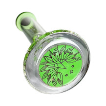 Phoenix Beaker Glasbong in grüner Farbe – Ansicht des Ornaments am Boden der Vase
